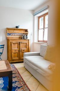 sala de estar con sofá blanco y ventana en Tauglerei Appartement Bernstein in den Zauberbergen, en Sankt Koloman