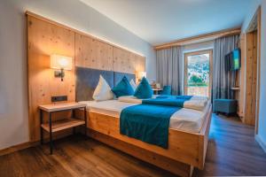 Llit o llits en una habitació de Smaragdhotel Tauernblick