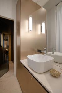 y baño con lavabo blanco y espejo. en MiHotel Serlin, en Lyon