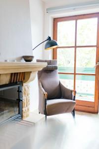 silla en una habitación con escritorio y ventana en Tauglerei Appartement Kamin in den Zauberbergen, en Sankt Koloman