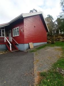 una casa rossa con una porta rossa e un vialetto di Saunallinen yksiö, 4 vuodepaikka a Eura
