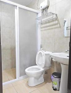 een badkamer met een toilet, een wastafel en een douche bij Grandview Residences by Vilma near Burnham Park-204 in Baguio