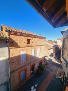 Montechchambres d'hotes Le 1891的享有砖砌建筑的顶部景致,设有白色窗户