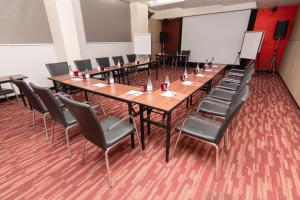 sala konferencyjna z długim stołem i krzesłami w obiekcie Galleria Sukhumvit 10 Bangkok by Compass Hospitality w mieście Bangkok