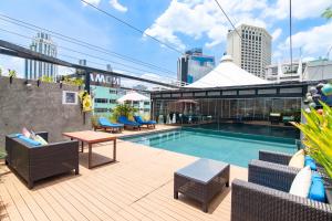 una piscina en la azotea de un edificio en Galleria Sukhumvit 10 Bangkok by Compass Hospitality, en Bangkok