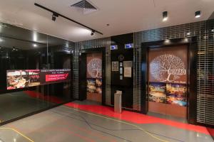 um átrio com dois elevadores num edifício em Galleria 10 Hotel Bangkok em Banguecoque mais 57 fotografias