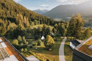 z góry widok na wioskę w górach w obiekcie St Michael Alpin Retreat w mieście Matrei am Brenner