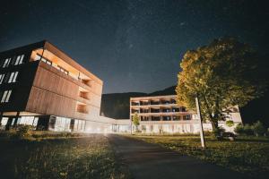 un edificio di notte con un albero davanti di St Michael Alpin Retreat a Matrei am Brenner