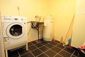 eine Waschküche mit einer Waschmaschine und einem Wasserkocher in der Unterkunft Room in a house, nice view, in a quiet street rom 5 in Bodø