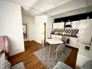 eine Küche mit einem Tisch und Stühlen im Zimmer in der Unterkunft stayinhostel in Hamburg