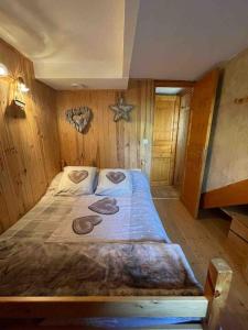 ein Schlafzimmer mit einem großen Bett in einem Zimmer in der Unterkunft Chalet Familial in Matemale