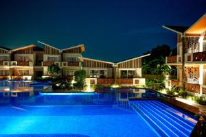 MuragāchaHotel Sonar Bangla Mayapur的晚上有游泳池的大楼