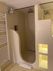 La salle de bains est pourvue d'un grand miroir et d'un lavabo. dans l'établissement Dolce vita sur la colline de Turin, à Revigliasco