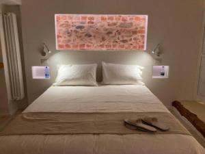 Un dormitorio con una cama con dos zapatos. en Dolce vita sur la colline de Turin, en Revigliasco