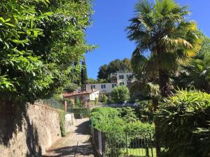 una calle con una valla y una palmera en Dolce vita sur la colline de Turin, en Revigliasco