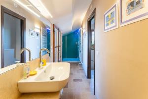 łazienka z umywalką i dwoma kranami w obiekcie villa bruno Montepulciano w mieście Nottola