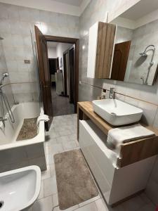 y baño con lavabo, bañera y aseo. en Appartamento al piano terra vicino all’aeroporto., en Quinto di Treviso