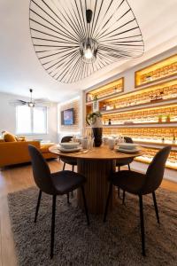 een eetkamer met een tafel en stoelen in een bibliotheek bij Luxury Duplex Coeur de Mons 64-3 in Bergen