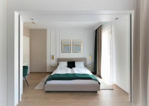 ein Schlafzimmer mit einem Bett und einem großen Fenster in der Unterkunft Studio no5 Green in Sighişoara