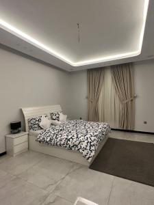 a bedroom with a bed and a window at المسك للوحدات الفندقيه الفاخره in Al Madinah