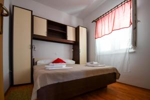 Posteľ alebo postele v izbe v ubytovaní Apartments by the sea Sevid, Trogir - 15404