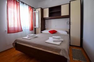 Posteľ alebo postele v izbe v ubytovaní Apartments by the sea Sevid, Trogir - 15404