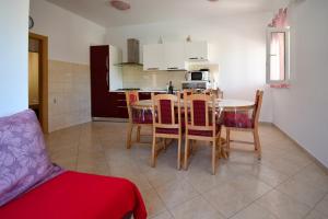 Kuchyňa alebo kuchynka v ubytovaní Apartments by the sea Sevid, Trogir - 15404