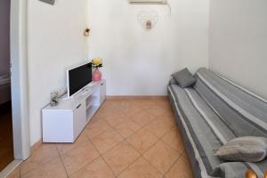 Televízia a/alebo spoločenská miestnosť v ubytovaní Apartments by the sea Sevid, Trogir - 15404