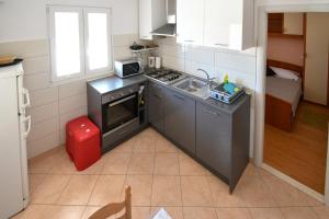 Kuchyňa alebo kuchynka v ubytovaní Apartments by the sea Sevid, Trogir - 15404