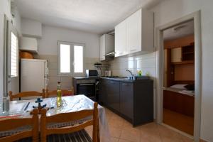 Kuchyňa alebo kuchynka v ubytovaní Apartments by the sea Sevid, Trogir - 15404