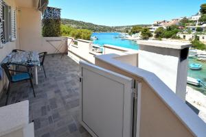 Balkón alebo terasa v ubytovaní Apartments by the sea Sevid, Trogir - 15404