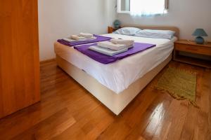 Posteľ alebo postele v izbe v ubytovaní Apartments by the sea Sevid, Trogir - 15404