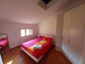 1 dormitorio con 1 cama y 2 toallas blancas en appartamento provenzali, en Cento