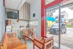 - une salle à manger avec une table et deux chaises dans l'établissement OYO 92800 Lestari Baru Syariah, à Bangkinang