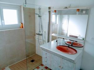 a bathroom with a red sink and a shower at charmante maison près du centre ville in Amboise