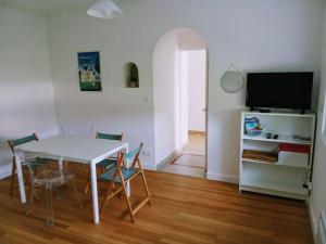 Un televizor și/sau centru de divertisment la charmante maison près du centre ville