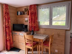 TV a/nebo společenská místnost v ubytování Chalet Kolibri