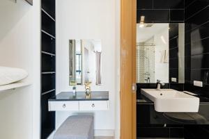 een badkamer met een wastafel en een spiegel bij Wyndham Royal Lee Phuket in Nai Yang Beach