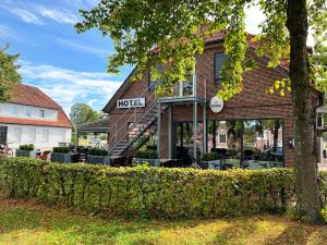 - un bâtiment en briques avec un panneau d'hôtel dans l'établissement Hotel Da Toni, à Neuenkirchen