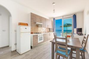 トッレ・パリにあるUn sogno sul mare by BarbarHouseのテーブル付きのキッチン、海を望むキッチン