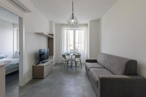 een woonkamer met een bank en een tafel bij IM HOME - NAPO TORRIANI STAZIONE CENTRALE in Milaan