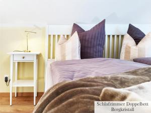 A bed or beds in a room at Landhaus Porschdorf