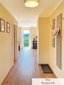 - un couloir d'une maison revêtue de parquet dans l'établissement Landhaus Porschdorf, à Porschdorf