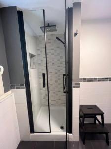 um chuveiro com uma porta de vidro na casa de banho em Civico63 em Agrigento