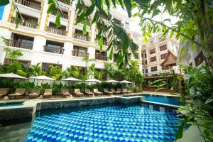 uma piscina em frente a um edifício em Angkor Land Urban Boutique em Siem Reap