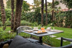 Hotel Ariele في فلورنسا: طاولة عليها صحن من المواد الغذائية والمشروبات