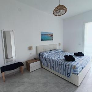 En eller flere senge i et værelse på Appartamento TERRAZZA SALENTINA con BOX AUTO