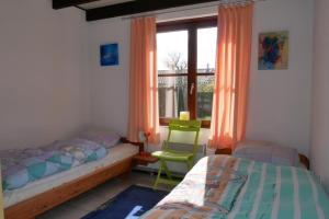 1 dormitorio con 2 camas y ventana en Zeepolder I 38, en De Haan