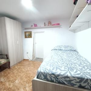 - une chambre avec un lit dans l'établissement Casa Mami Carmen Telde, Las Palmas, à Balcon de Telde