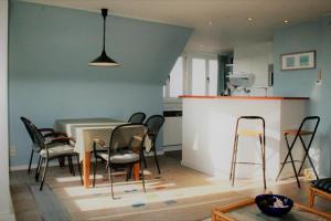 uma cozinha e sala de jantar com mesa e cadeiras em Golf & Beach B3 em De Haan